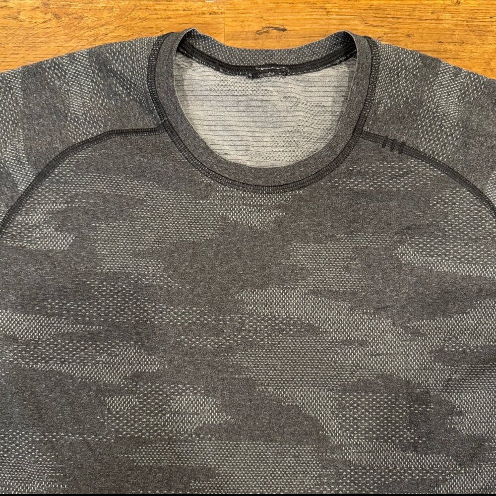 Lululemon Gray Metal Vent Tech Digital Camo‎ Gym Run Performance T Shirt Men's M